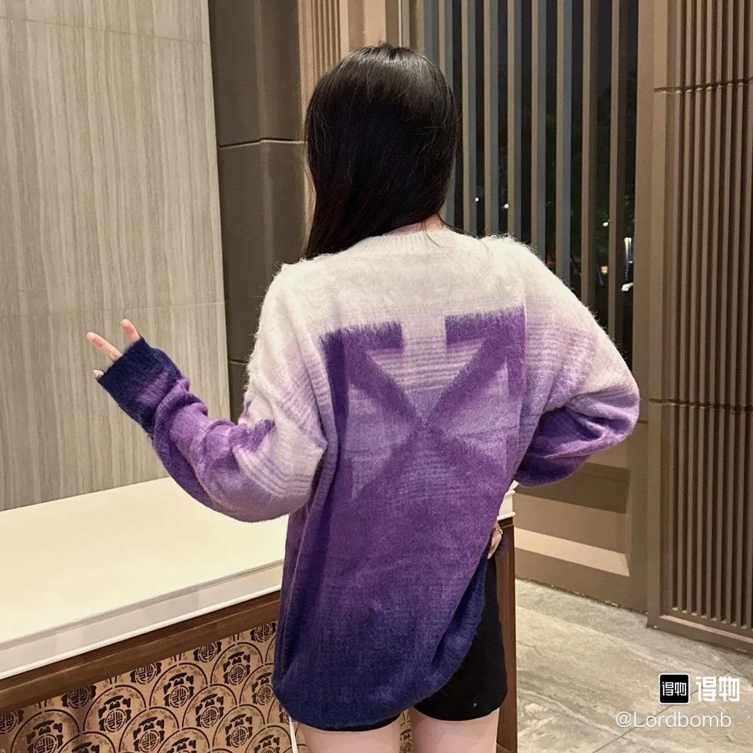 ♻️💯Upper body reference model picture❤️New top-quality proven version OFFWHITE (OW) gradient mohair striped arrow sweater hoodie gradient rendering arrow couple sweater Mohair (English Mohair; Turkish: MUKHYAR) refers to the coat of Angora goats, also known as Angora goat hair. The name comes from Turkish, meaning "the best hair". It has good elasticity, pressure resistance and special luster. It is an excellent raw material for making plush fabrics and one of the most advanced animal textile fiber raw materials in the world market. Mohair has a shape similar to long wool. The fiber surface is smooth, strong luster, high strength, good elasticity, less curl, and easy to wash. Mohair can be used in jacquard blankets, long-haired coats and high-gloss wool fabrics. Mohair sweaters from ow are released every year🛒 The same style and ever-changing colors. There is really no girl who doesn’t love it. It is super suitable for wearing under a down jacket in winter without being bulky! If the lower body is missing, their favorite os version🙋🏻‍♀️ intuitively adds natural softness and fairy beauty effect, which is the best choice! The upper body is lightweight and does not weigh down the body while keeping warm. The sleeves and the gradient arrow parts on the back are repeatedly patterned until the gradient level is satisfied before large-scale products are released. The craftsmanship is extremely demanding. Each sweater is woolen at least ten times to give it a plush, thick feel and good fluffiness! ✅ Fabric composition: 50% mohair 32 spandex 18% wool, three-level anti-pilling Color: black and white gradient Sizes Mohair is lighter and softer, so be careful not to machine wash it, not machine washable! ! emphasize! !  ⚠️Hand wash with warm water and cold water P:440